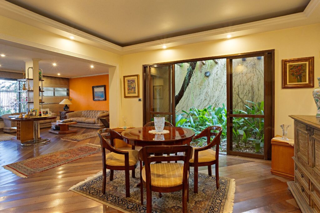 Casa com 300 metros na melhor rua do Jardim Luzitânia – 22490