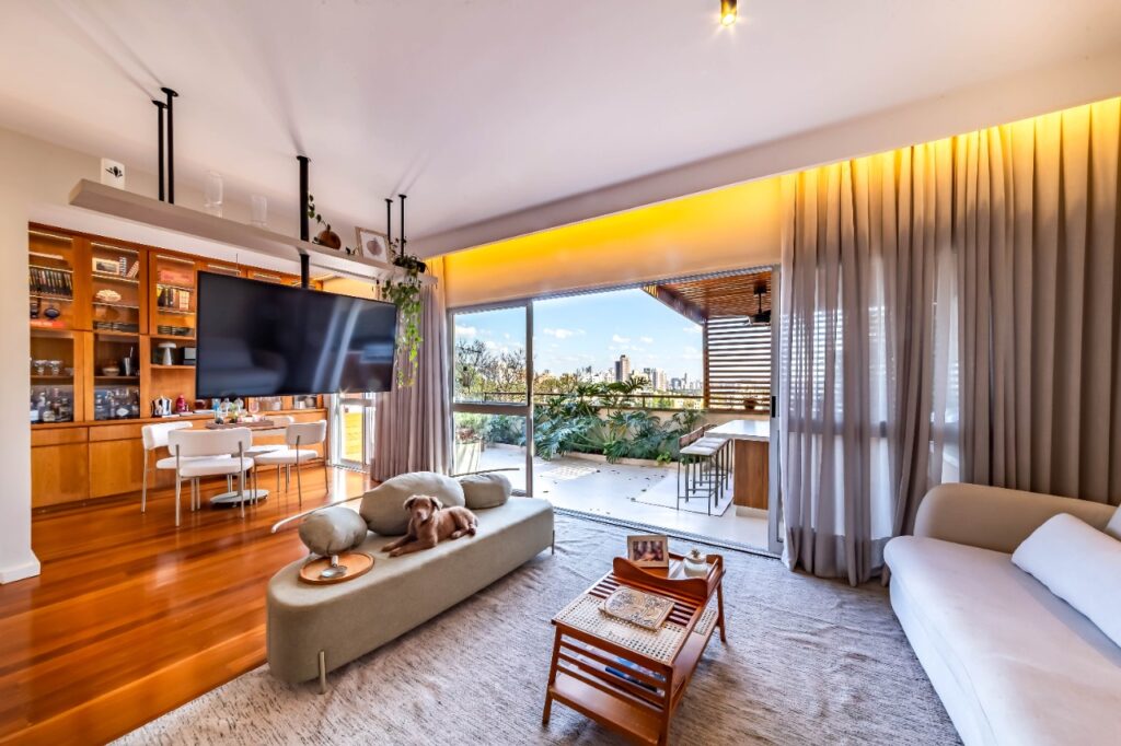 Vista verde eterna para contemplar. Espaços abertos e muita luz natural nessa casa na Vila Madalena. – 22576
