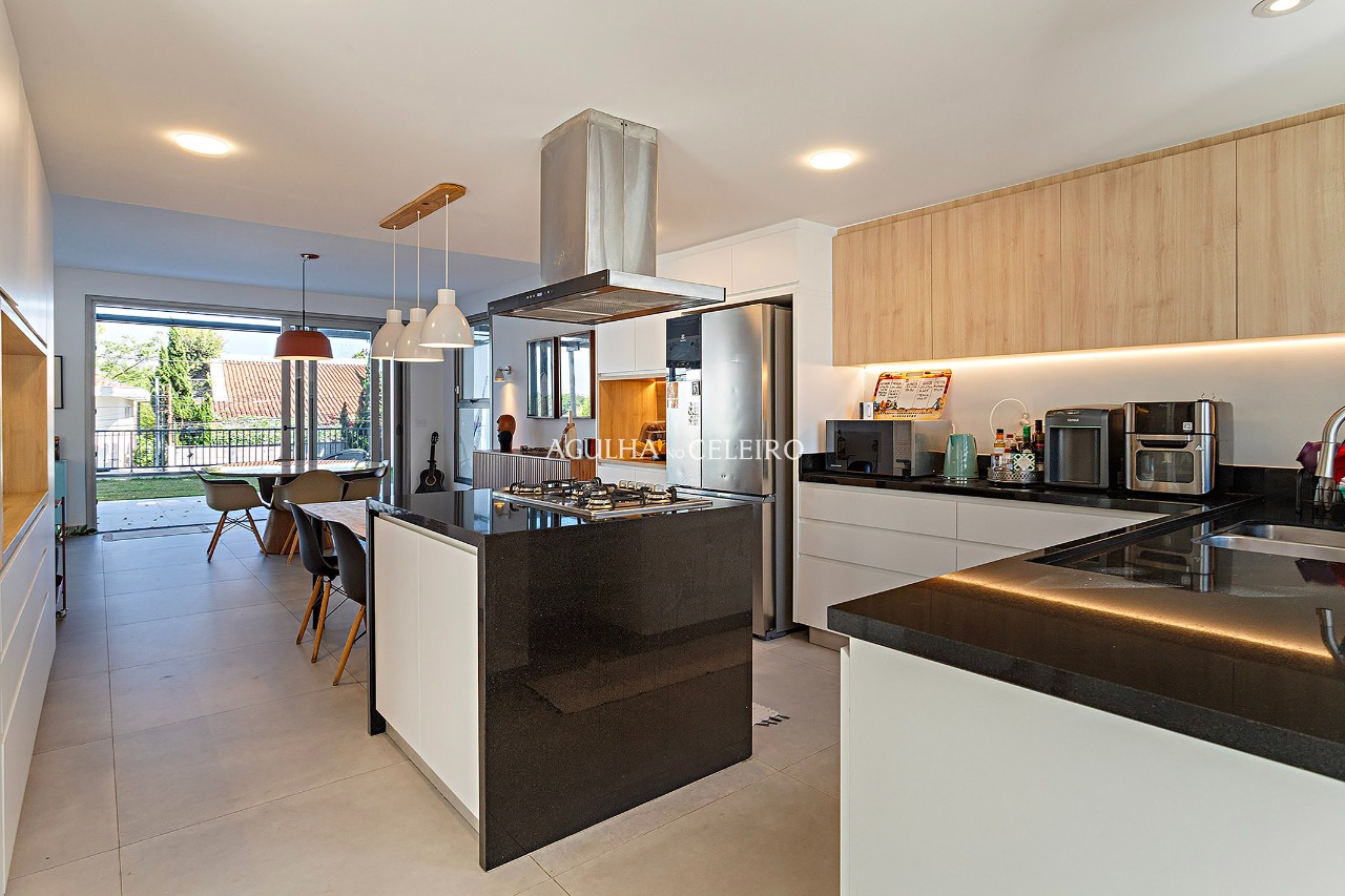 Casa reformada à venda em Alto de Pinheiros. – 22588