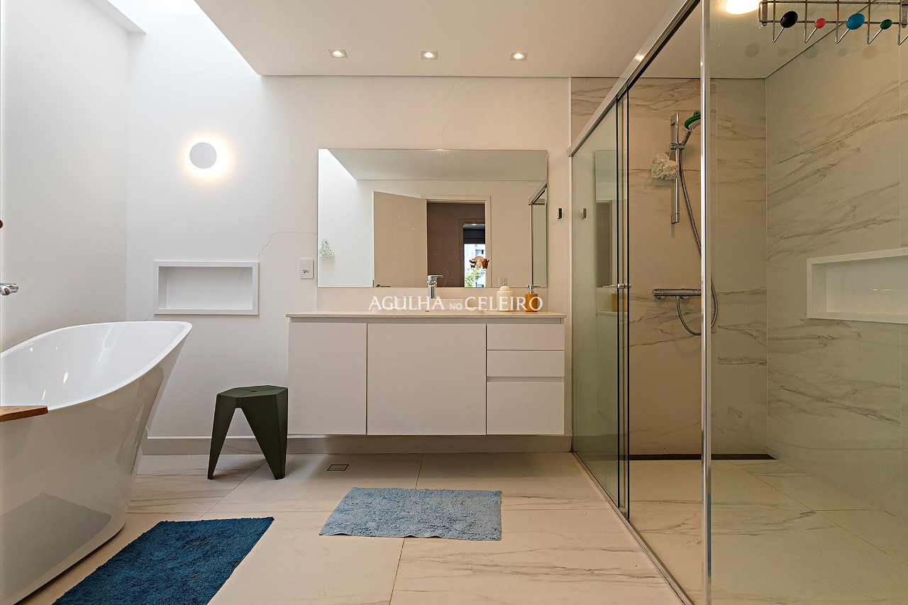 Casa reformada à venda em Alto de Pinheiros. – 22588