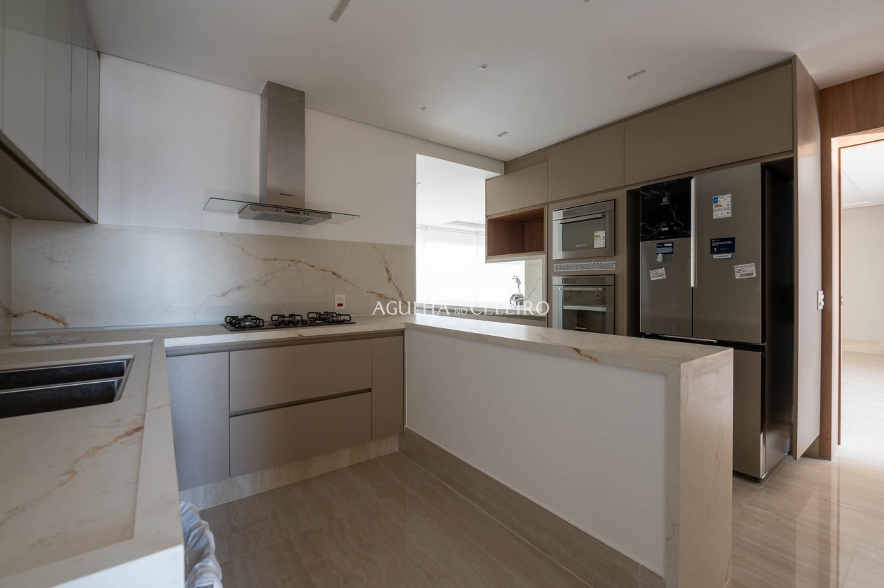 Apartamento sofisticado com vista panorâmica em localização privilegiada. – 22603