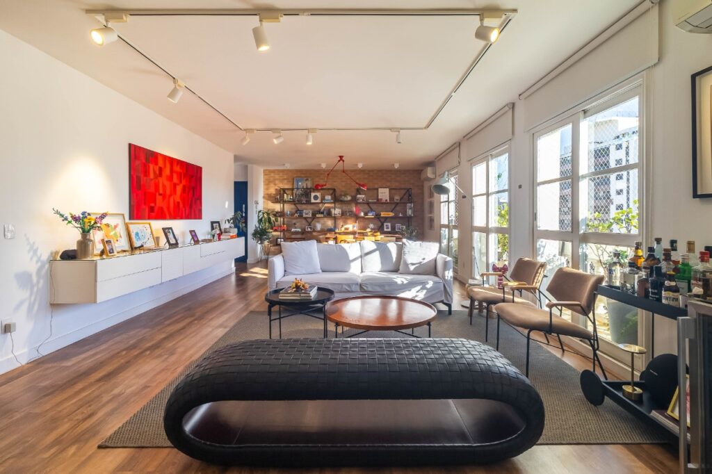 Apartamento reformado, com vista aberta e uma planta que continua fazendo sentido no Itaim Bibi. – AP4609