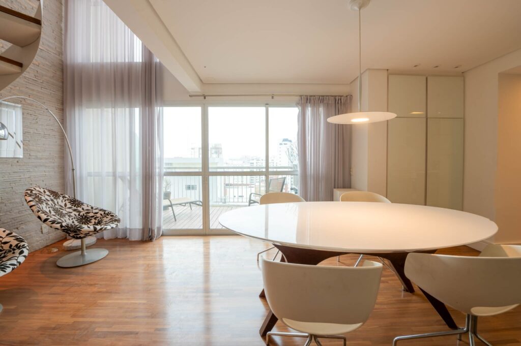 Apartamento mobiliado em predio cobiçado em Moema. – 17131