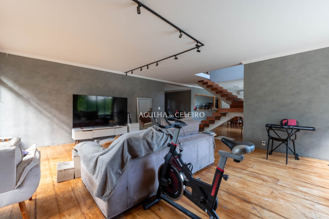 Casa espaçosa com piscina à venda em Alto de Pinheiros – 22479