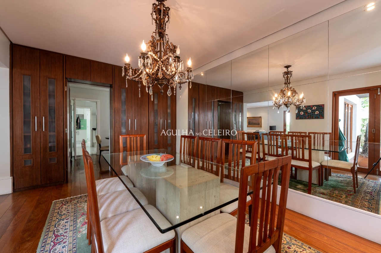 Casa com ambientes integrados e um jardim para viver ao ar livre no Morumbi. – 22891
