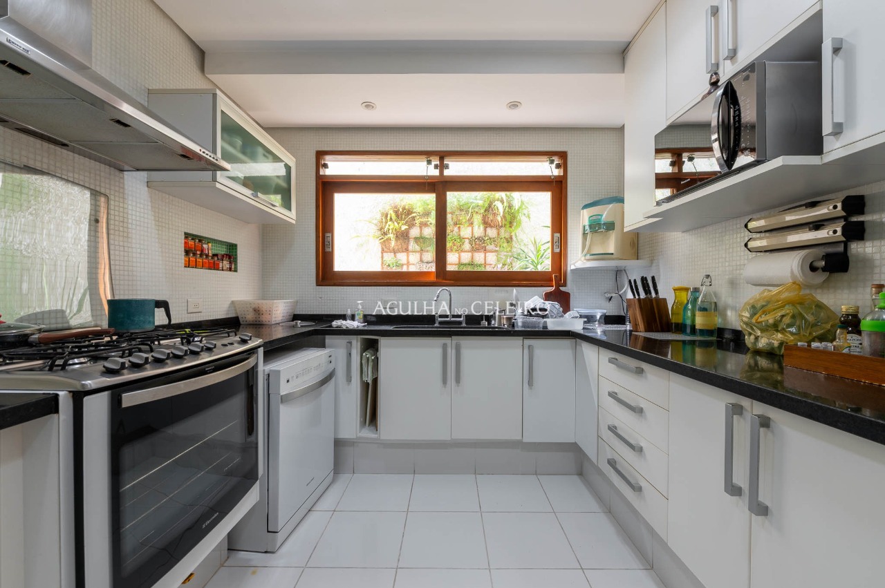 Casa com ambientes integrados e um jardim para viver ao ar livre no Morumbi. – 22891