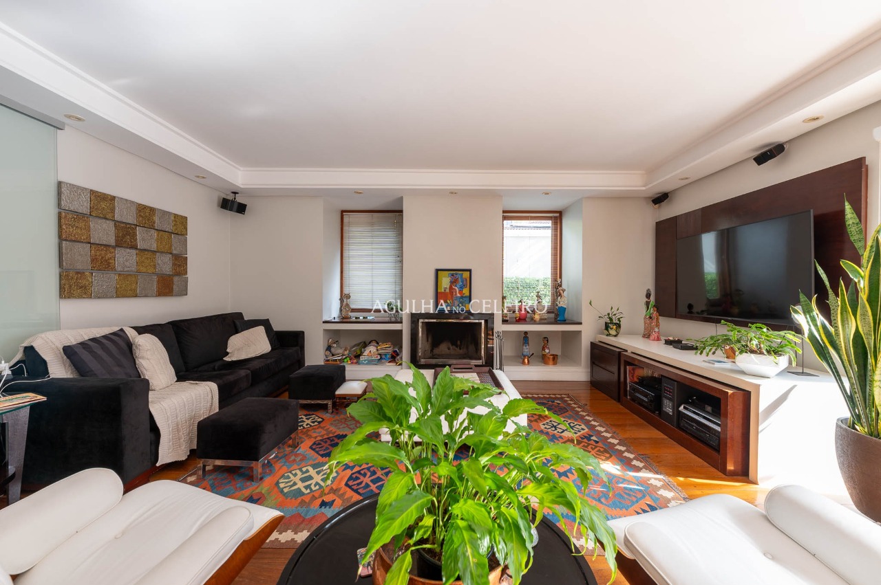 Casa com ambientes integrados e um jardim para viver ao ar livre no Morumbi. – 22891