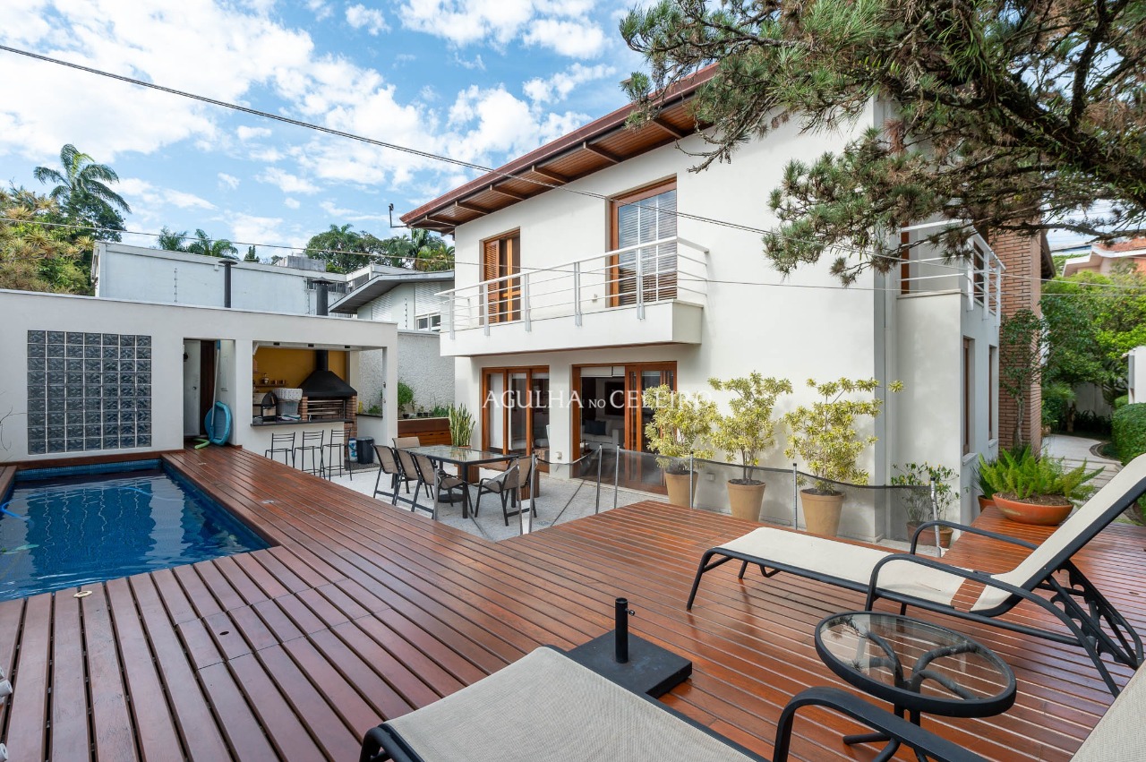 Casa com ambientes integrados e um jardim para viver ao ar livre no Morumbi. – 22891
