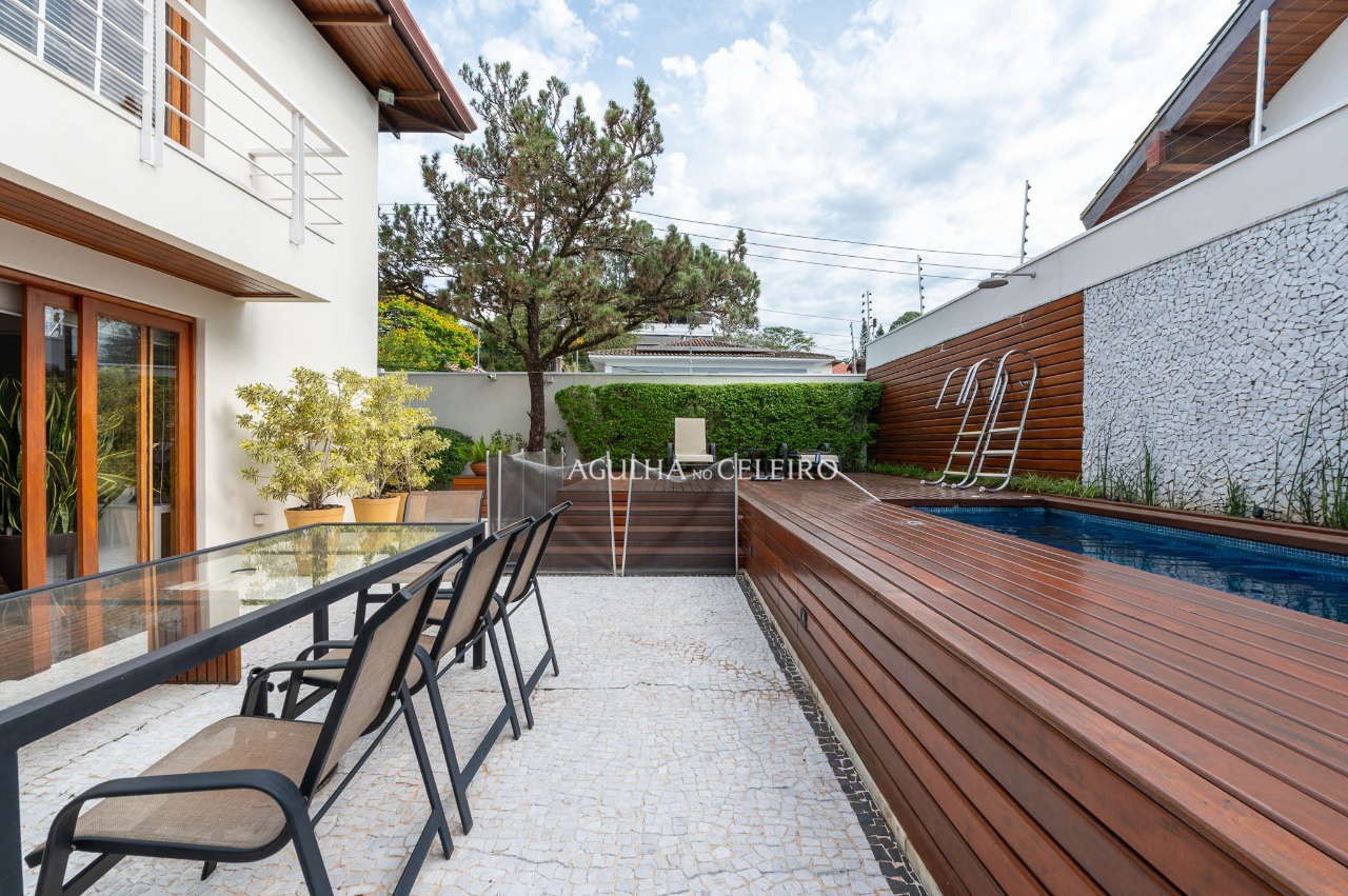 Casa com ambientes integrados e um jardim para viver ao ar livre no Morumbi. – 22891
