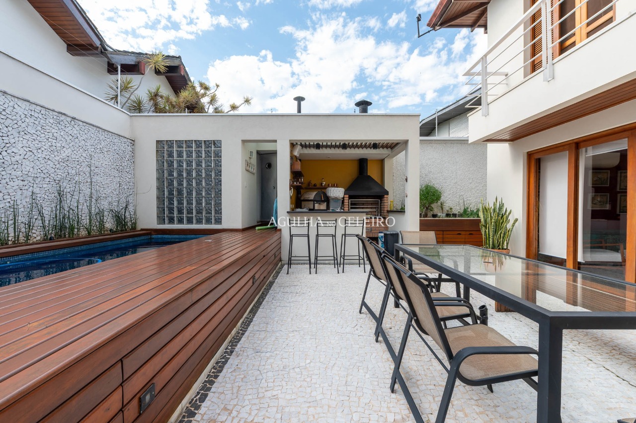 Casa com ambientes integrados e um jardim para viver ao ar livre no Morumbi. – 22891