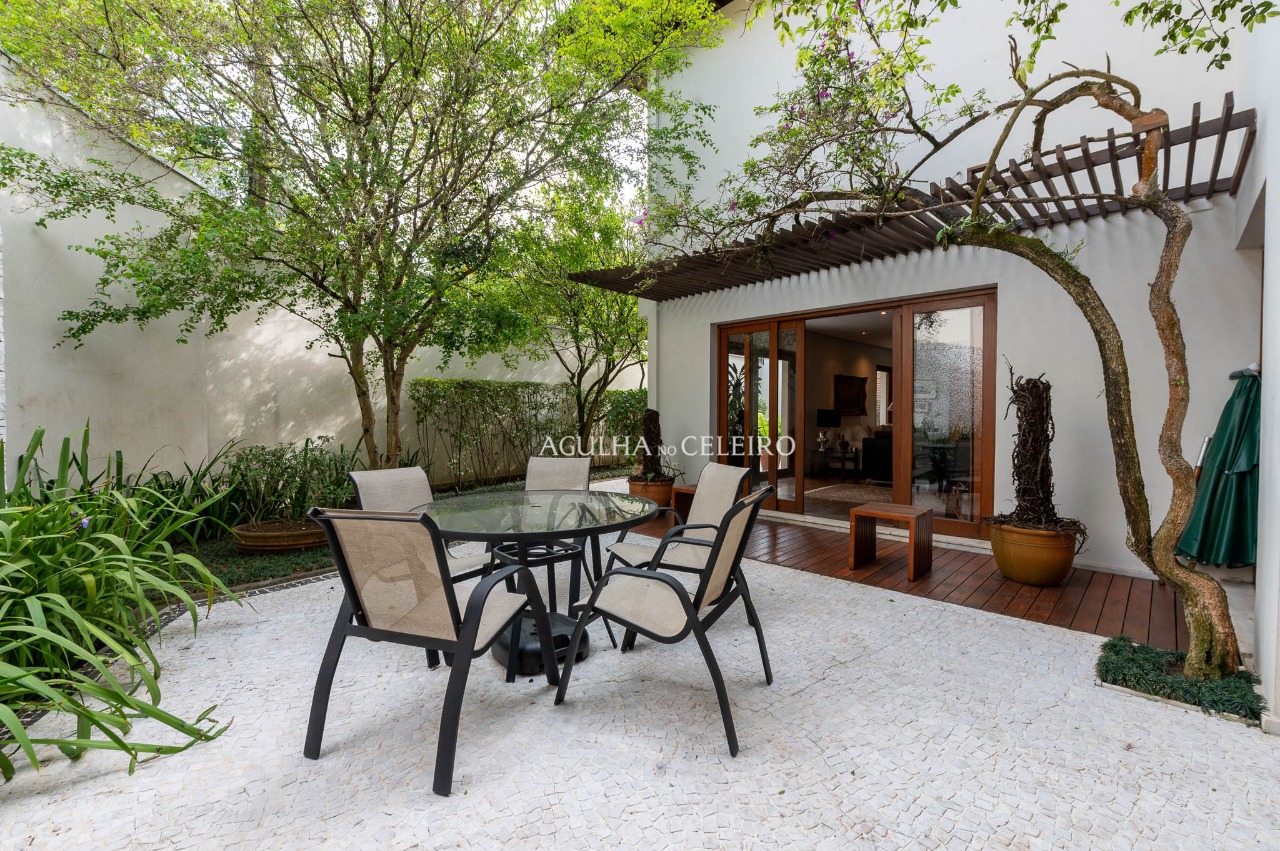 Casa com ambientes integrados e um jardim para viver ao ar livre no Morumbi. – 22891