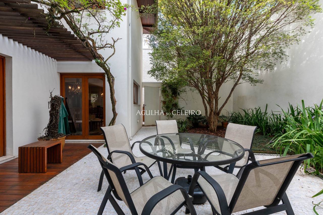 Casa com ambientes integrados e um jardim para viver ao ar livre no Morumbi. – 22891