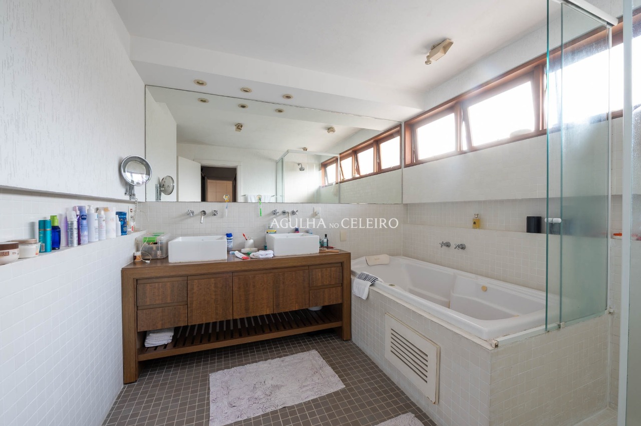 Casa com ambientes integrados e um jardim para viver ao ar livre no Morumbi. – 22891