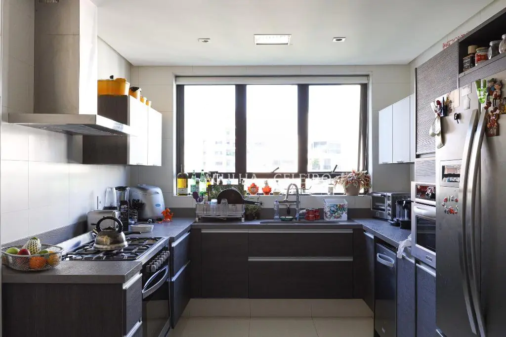 Venda/Locação/Vila Nova Conceição: Apartamento super reformado, com muita luz natural. – AP4192