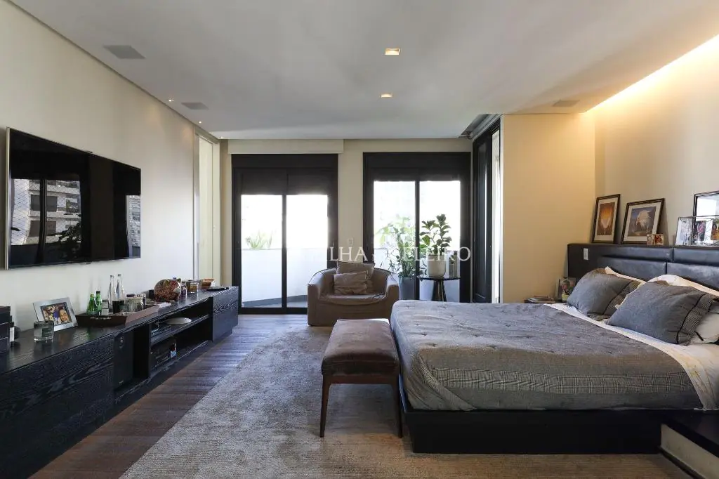 Venda/Locação/Vila Nova Conceição: Apartamento super reformado, com muita luz natural. – AP4192