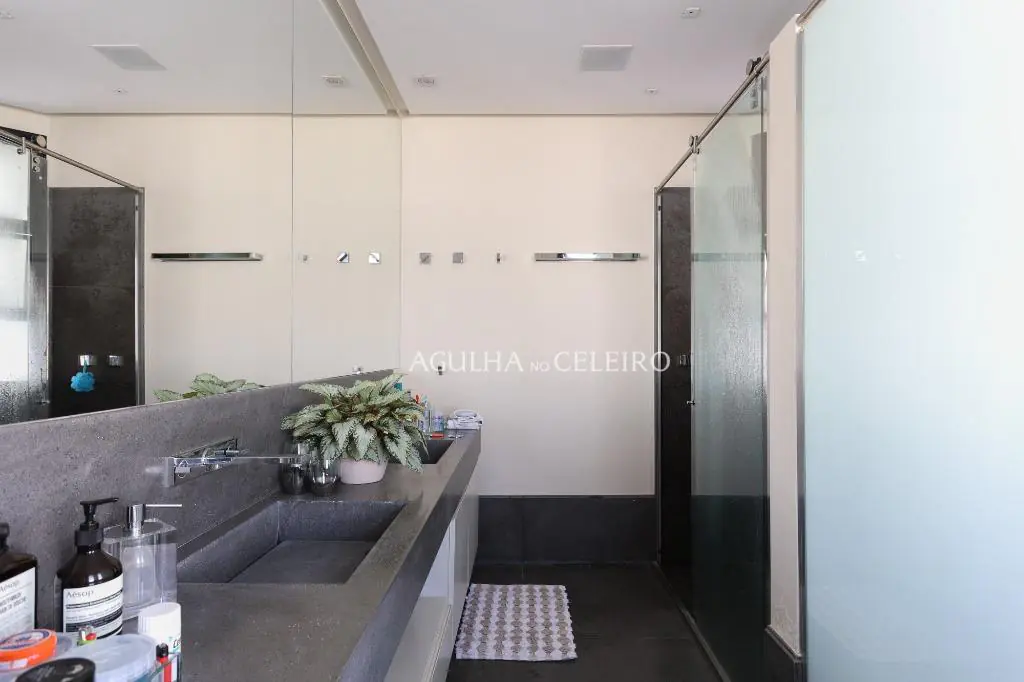 Venda/Locação/Vila Nova Conceição: Apartamento super reformado, com muita luz natural. – AP4192