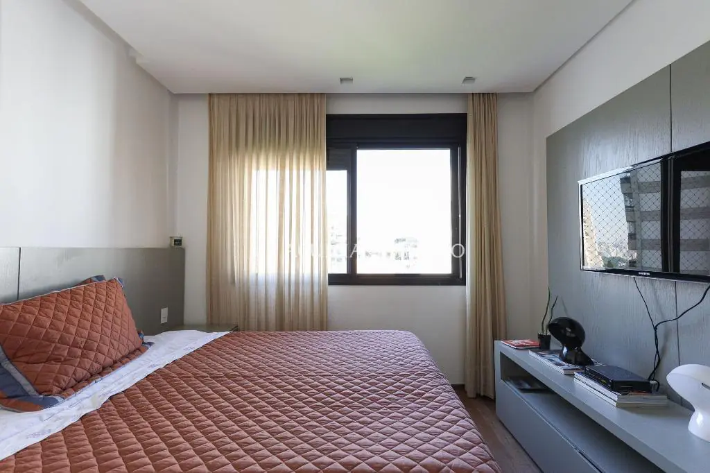 Venda/Locação/Vila Nova Conceição: Apartamento super reformado, com muita luz natural. – AP4192