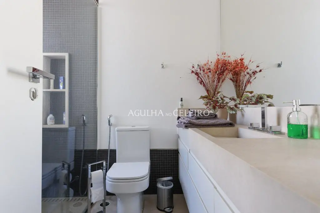 Venda/Locação/Vila Nova Conceição: Apartamento super reformado, com muita luz natural. – AP4192