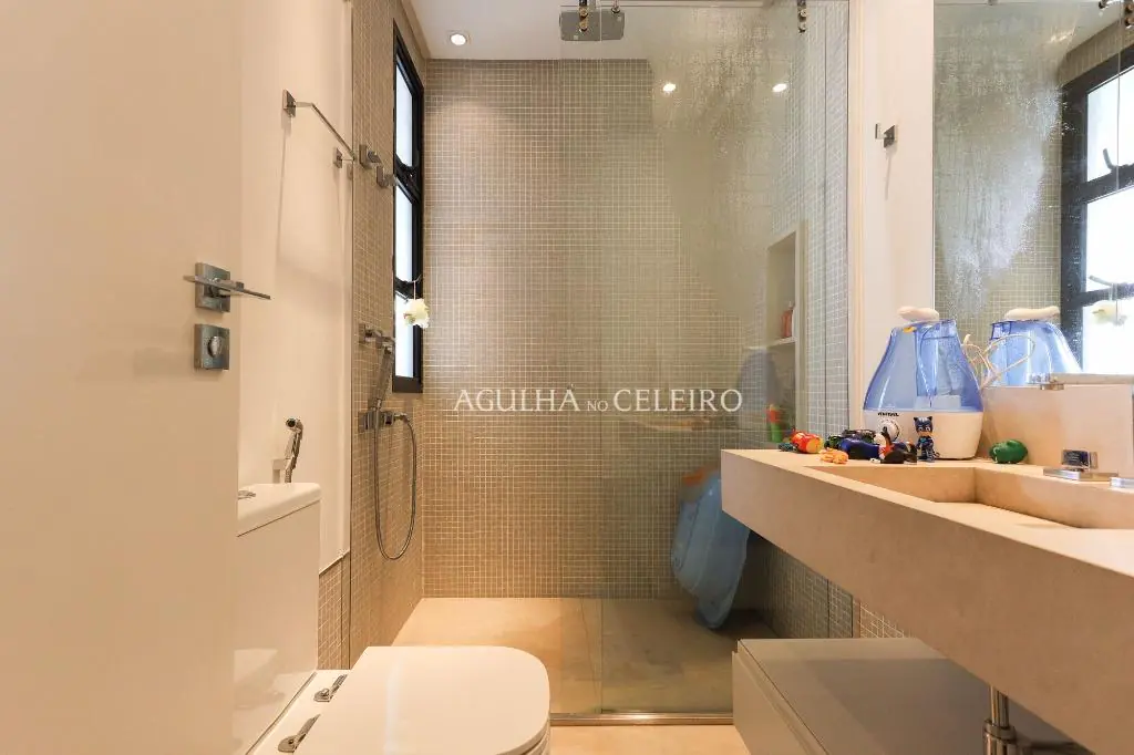 Venda/Locação/Vila Nova Conceição: Apartamento super reformado, com muita luz natural. – AP4192