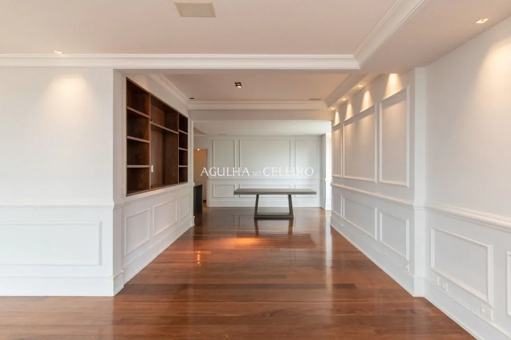 Apartamento à venda no Campo Belo com 218m² de área útil, 3 suítes, 5 vagas de garagem + depósito. – AP8392