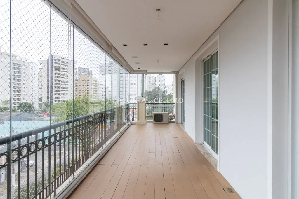 Apartamento à venda no Campo Belo com 218m² de área útil, 3 suítes, 5 vagas de garagem + depósito. – AP8392