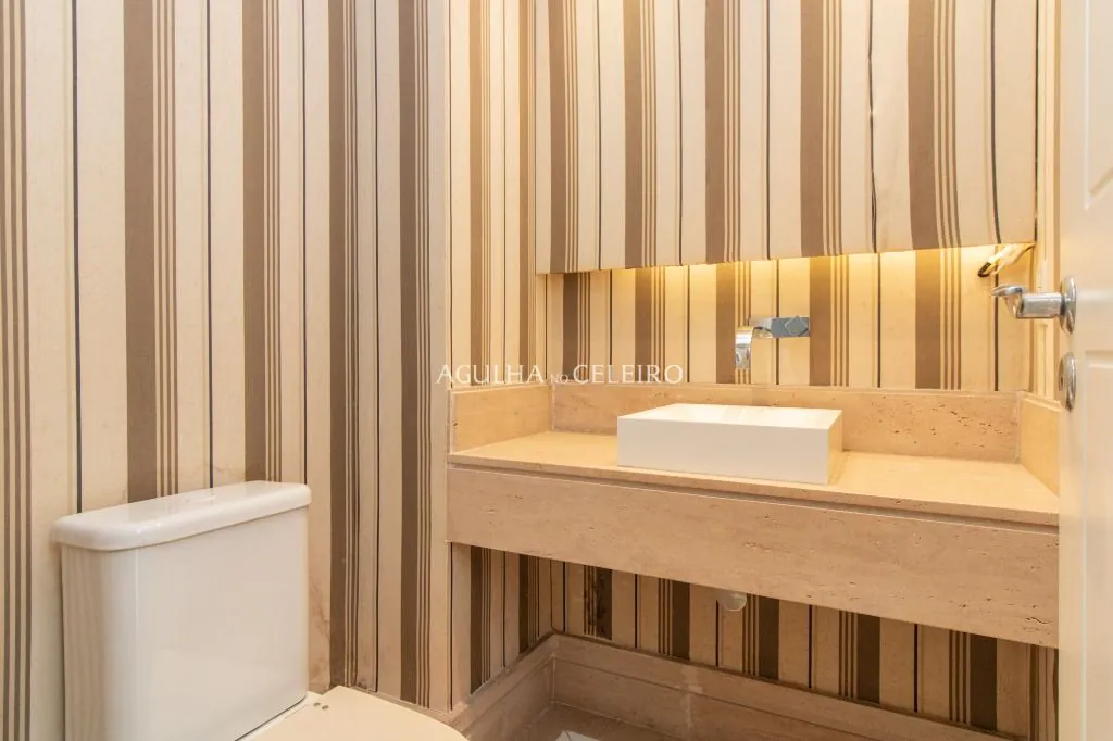 Apartamento à venda no Campo Belo com 218m² de área útil, 3 suítes, 5 vagas de garagem + depósito. – AP8392