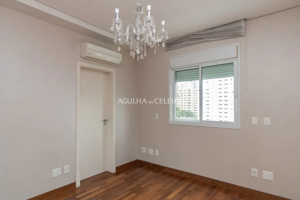 Apartamento à venda no Campo Belo com 218m² de área útil, 3 suítes, 5 vagas de garagem + depósito. – AP8392