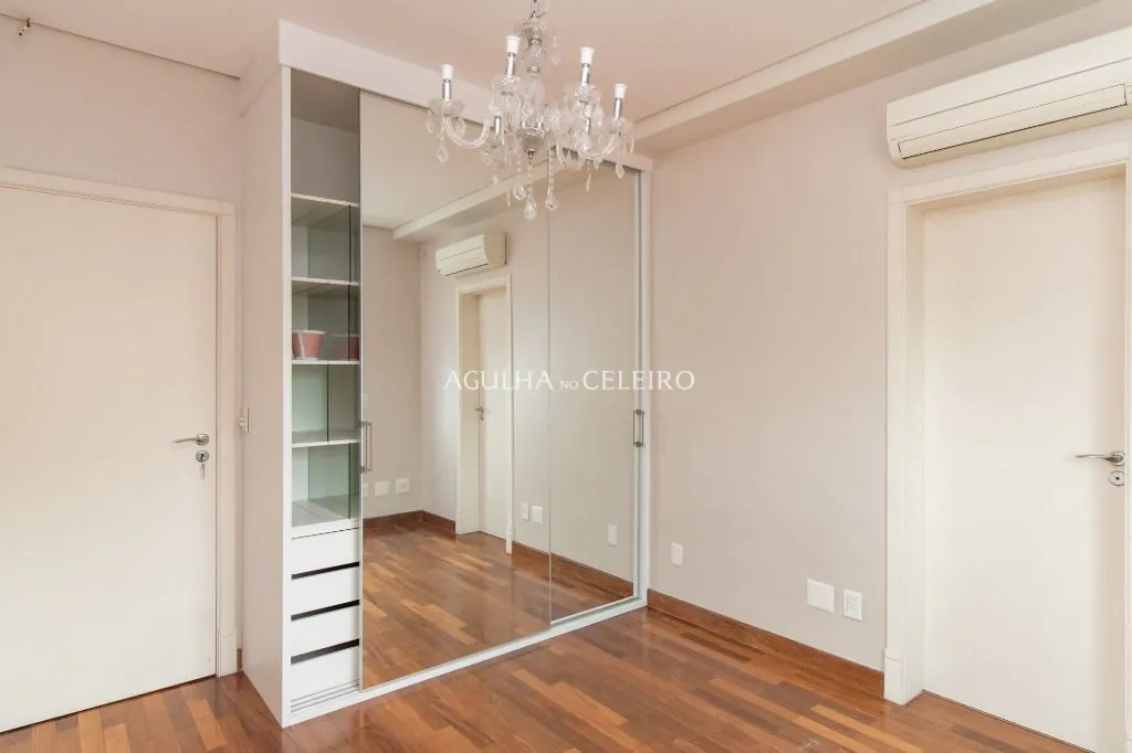 Apartamento à venda no Campo Belo com 218m² de área útil, 3 suítes, 5 vagas de garagem + depósito. – AP8392