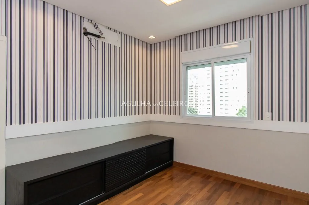 Apartamento à venda no Campo Belo com 218m² de área útil, 3 suítes, 5 vagas de garagem + depósito. – AP8392