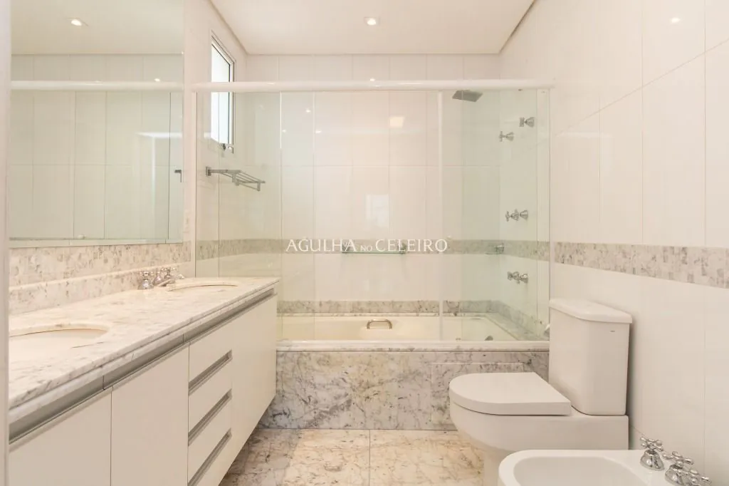 Apartamento à venda no Campo Belo com 218m² de área útil, 3 suítes, 5 vagas de garagem + depósito. – AP8392