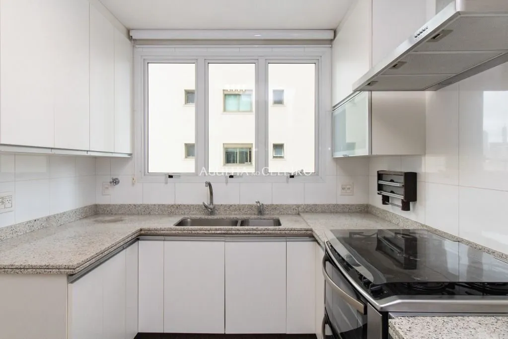 Apartamento à venda no Campo Belo com 218m² de área útil, 3 suítes, 5 vagas de garagem + depósito. – AP8392