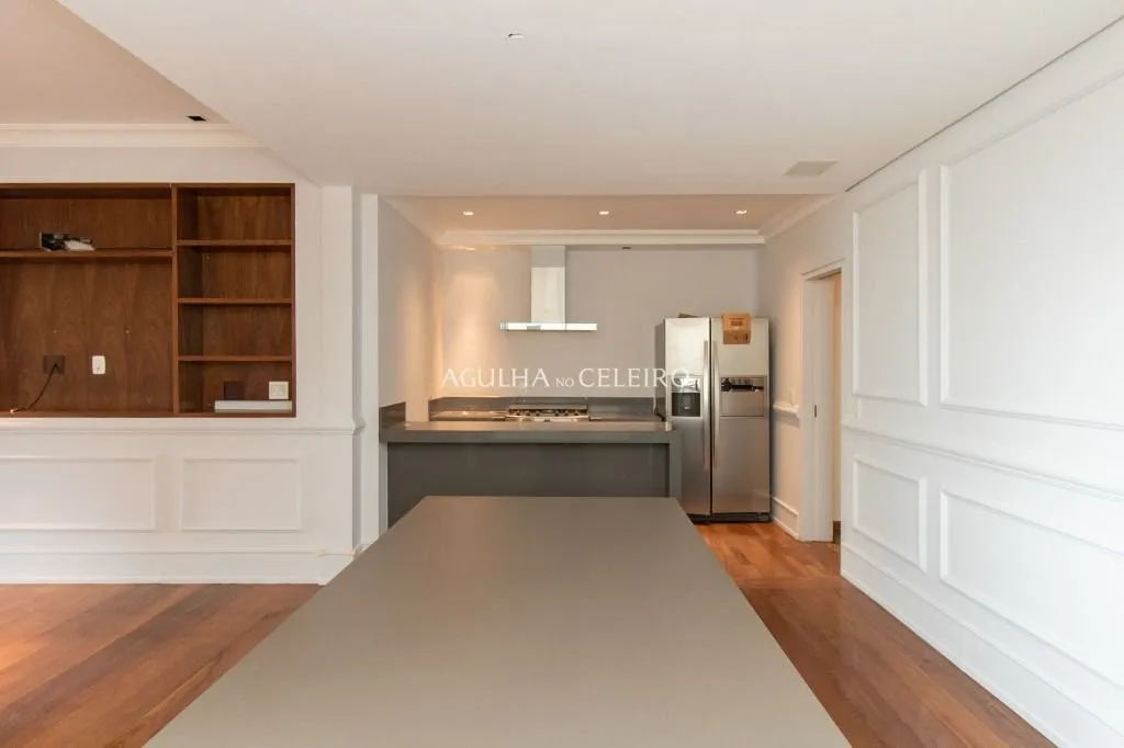 Apartamento à venda no Campo Belo com 218m² de área útil, 3 suítes, 5 vagas de garagem + depósito. – AP8392