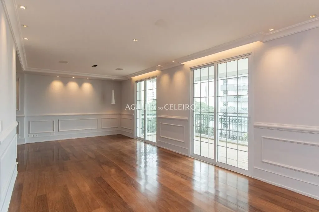 Apartamento à venda no Campo Belo com 218m² de área útil, 3 suítes, 5 vagas de garagem + depósito. – AP8392