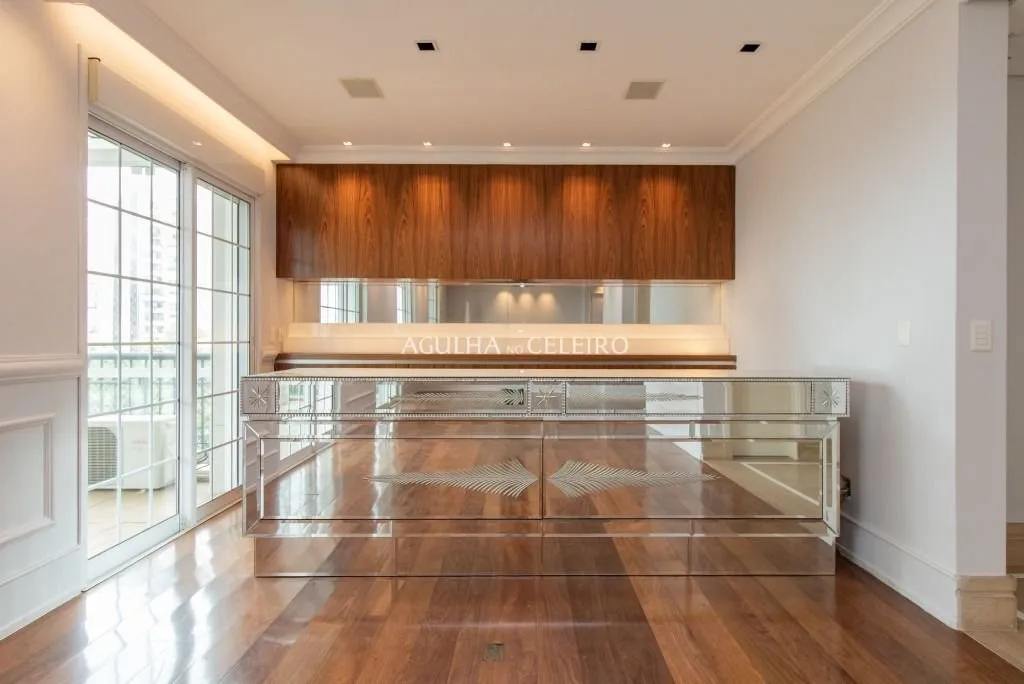 Apartamento à venda no Campo Belo com 218m² de área útil, 3 suítes, 5 vagas de garagem + depósito. – AP8392