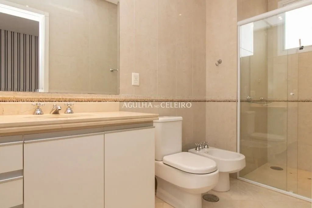 Apartamento à venda no Campo Belo com 218m² de área útil, 3 suítes, 5 vagas de garagem + depósito. – AP8392