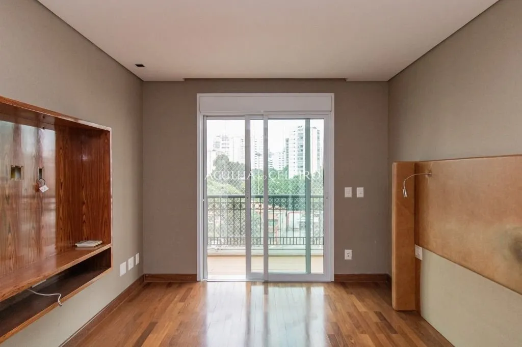 Apartamento à venda no Campo Belo com 218m² de área útil, 3 suítes, 5 vagas de garagem + depósito. – AP8392