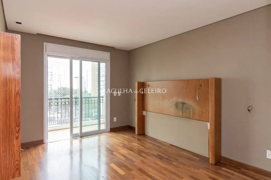 Apartamento à venda no Campo Belo com 218m² de área útil, 3 suítes, 5 vagas de garagem + depósito. – AP8392