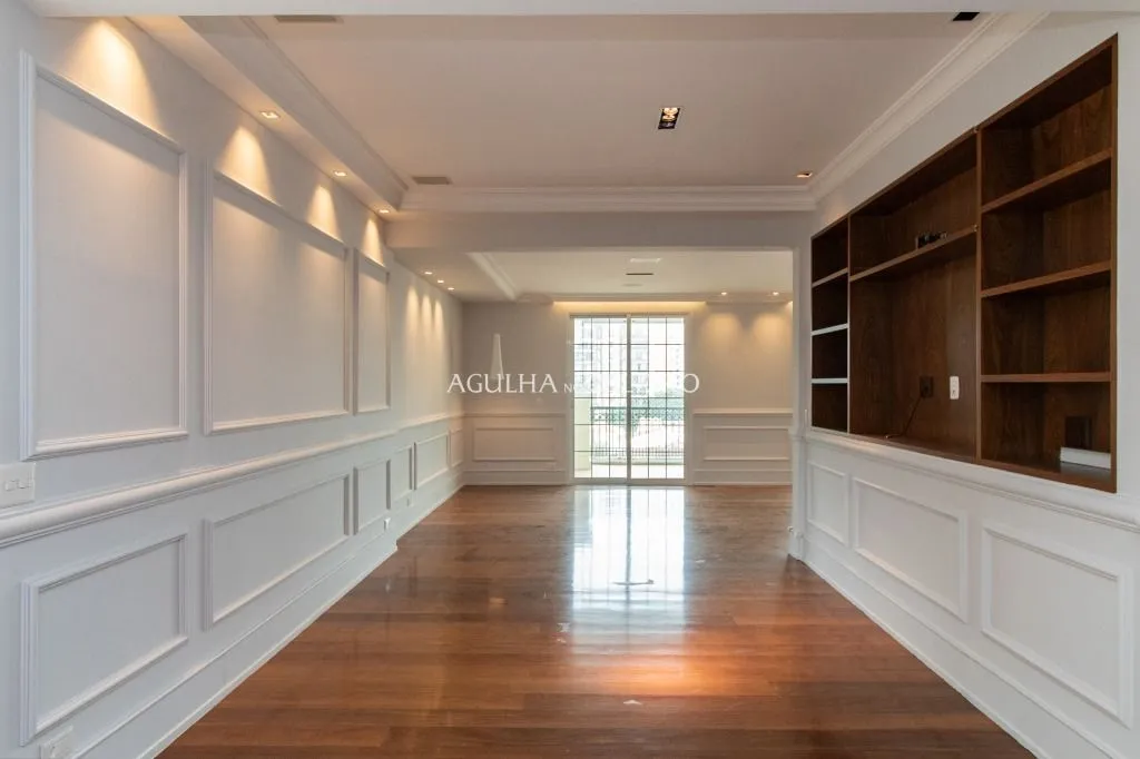 Apartamento à venda no Campo Belo com 218m² de área útil, 3 suítes, 5 vagas de garagem + depósito. – AP8392