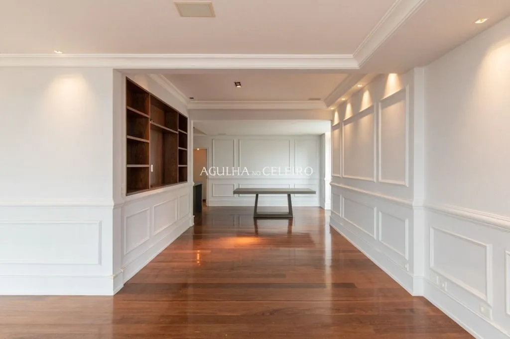 Apartamento à venda no Campo Belo com 218m² de área útil, 3 suítes, 5 vagas de garagem + depósito. – AP8392