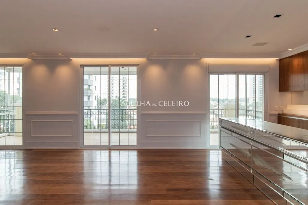 Apartamento à venda no Campo Belo com 218m² de área útil, 3 suítes, 5 vagas de garagem + depósito. – AP8392