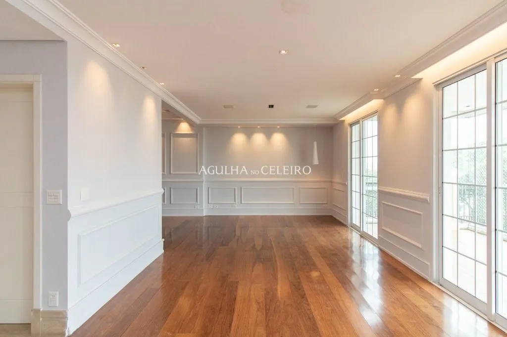 Apartamento à venda no Campo Belo com 218m² de área útil, 3 suítes, 5 vagas de garagem + depósito. – AP8392