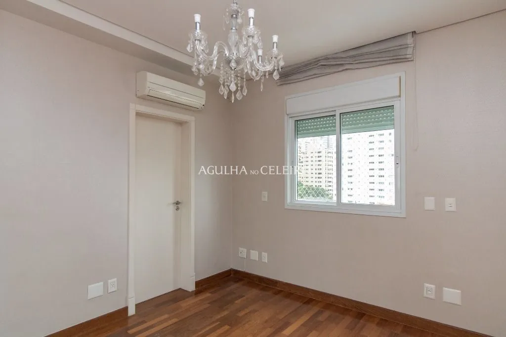 Apartamento à venda no Campo Belo com 218m² de área útil, 3 suítes, 5 vagas de garagem + depósito. – AP8392