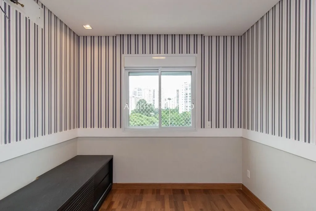 Apartamento à venda no Campo Belo com 218m² de área útil, 3 suítes, 5 vagas de garagem + depósito. – AP8392