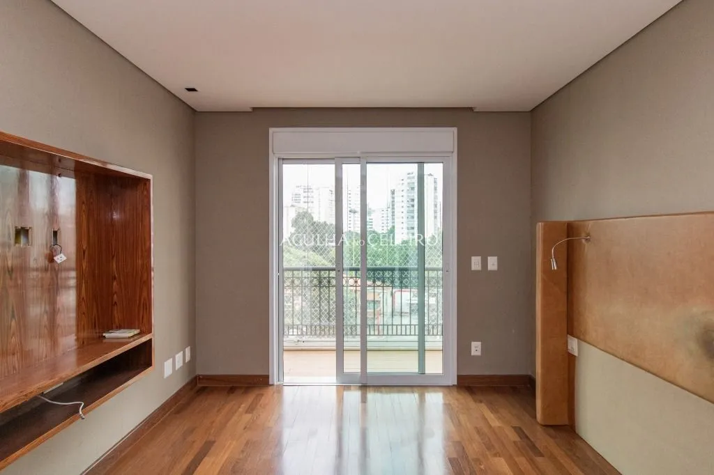 Apartamento à venda no Campo Belo com 218m² de área útil, 3 suítes, 5 vagas de garagem + depósito. – AP8392