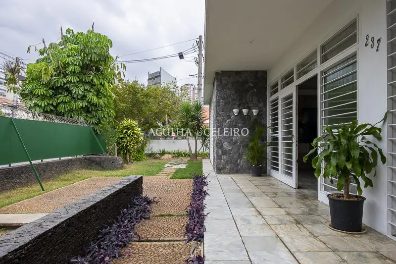 Casa com Terreno de 1120 mts em esquina no coração da Vila Nova Conceição. – CA0722