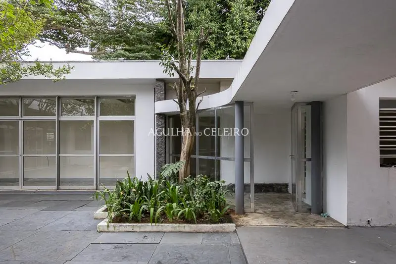 Casa com Terreno de 1120 mts em esquina no coração da Vila Nova Conceição. – CA0722