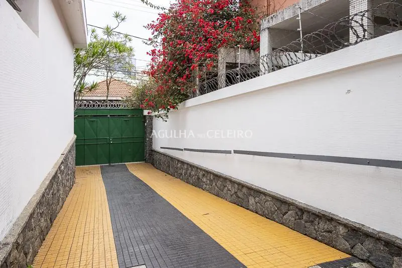 Casa com Terreno de 1120 mts em esquina no coração da Vila Nova Conceição. – CA0722