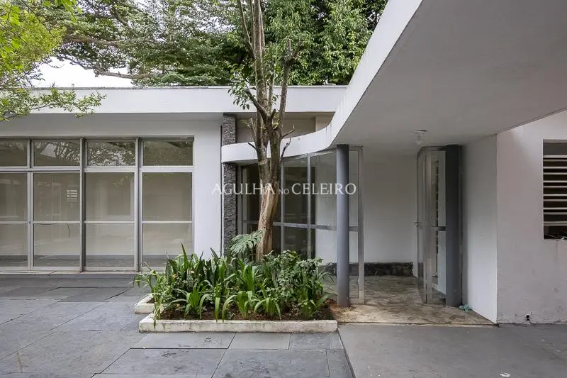 Casa com Terreno de 1120 mts em esquina no coração da Vila Nova Conceição. – CA0722