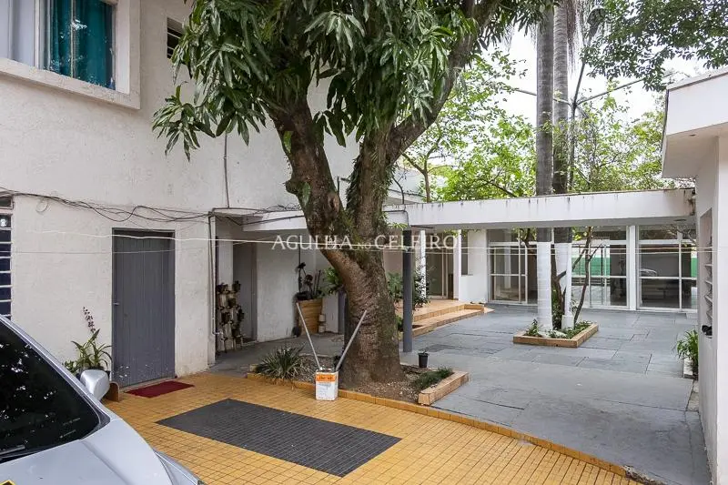 Casa com Terreno de 1120 mts em esquina no coração da Vila Nova Conceição. – CA0722