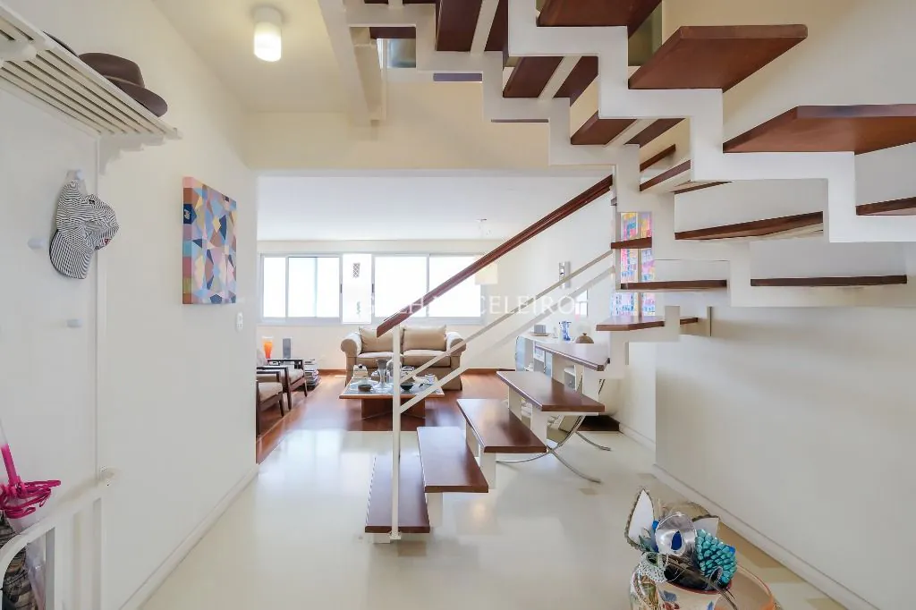 Venda/Itaim: Ampla cobertura em rua tranquila. – CO0888